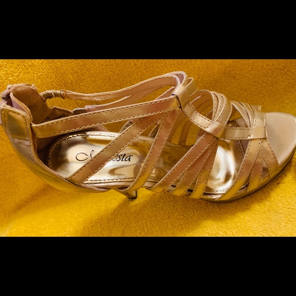 Shoes. - Picture 2 of 3